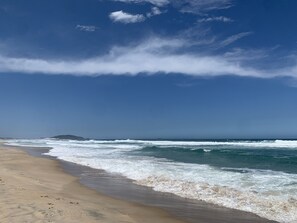 On the beach, white sand - Apartamento com Piscina nos Açores (Florianópolis)