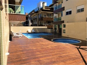 2 piscine all'aperto, lettini