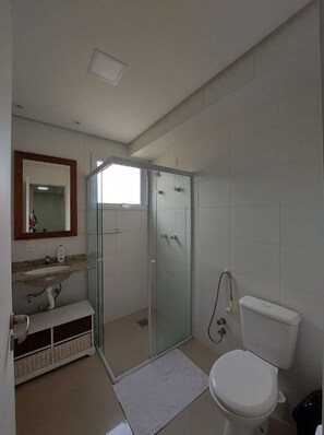 Appartamento Deluxe, vista piscina, lato piscina | Bagno | Doccia, set di cortesia gratuito, asciugamani