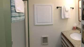 Artículos de tocador ecológicos, secador de pelo, toallas, jabón