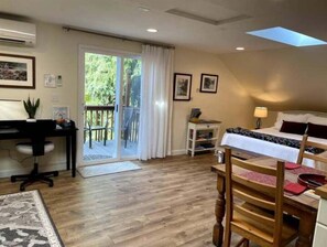 1 habitación, escritorio, tabla de planchar con plancha y cuna de viaje 