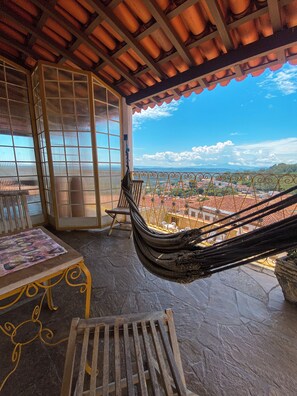 Suite panorámica | 1 habitación, caja de seguridad en la habitación y escritorio 