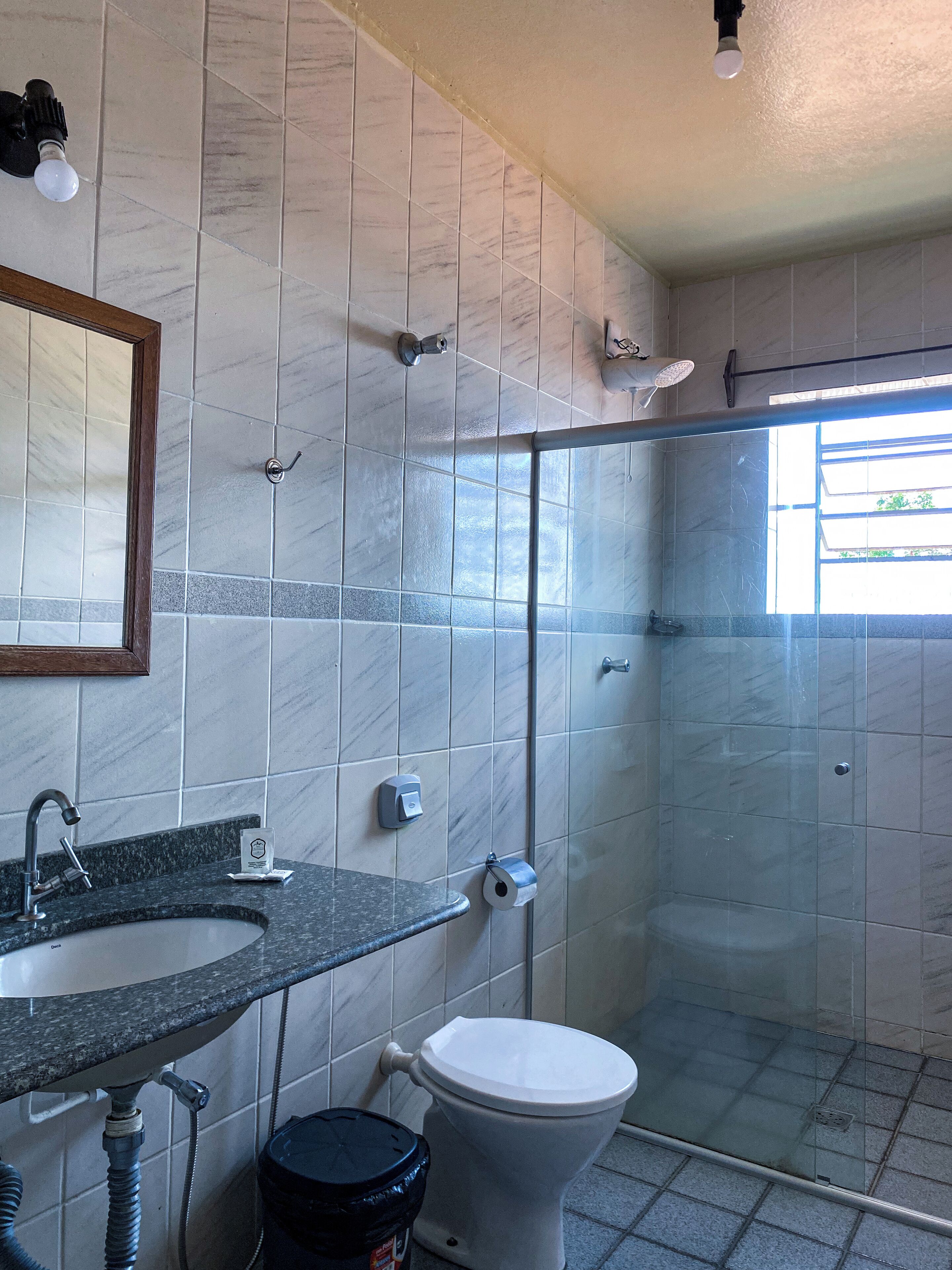 Ein Badezimmer mit Waschbecken, Toilette und Dusche.