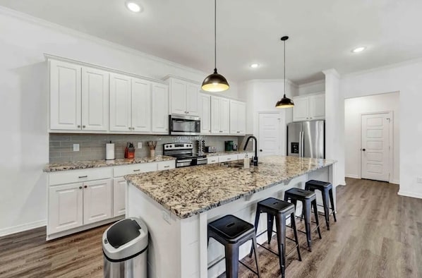 Kjøleskap, mikrobølgeovn, ovn og kokeplater