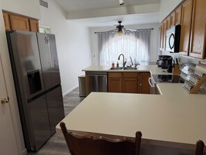 Réfrigérateur, four à micro-ondes, un four, surface de cuisson