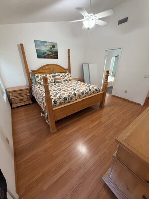 3 bedrooms, desk, iron/ironing board, free WiFi