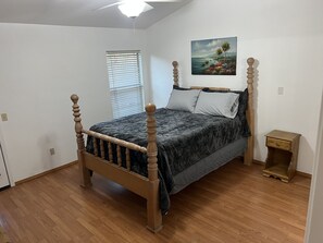 3 bedrooms, desk, iron/ironing board, free WiFi