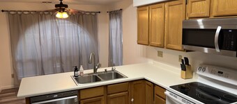 Serene Desert Escape with diving pool & spacious backyard