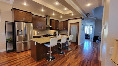 Fridge, microwave, oven, stovetop. Great house in Inglewood, walking distance to Zoo, Downtown, Restaurants