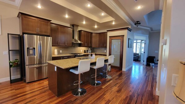 Kjøleskap, mikrobølgeovn, ovn og kokeplater