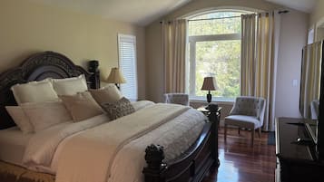 5 bedrooms, desk, iron/ironing board, travel crib