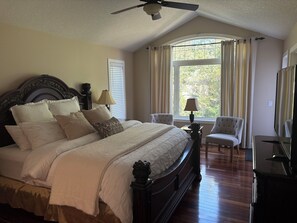 5 soverom, skrivebord, strykejern/-brett og reiseseng for barn