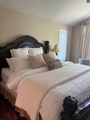 5 bedrooms, desk, iron/ironing board, travel cot