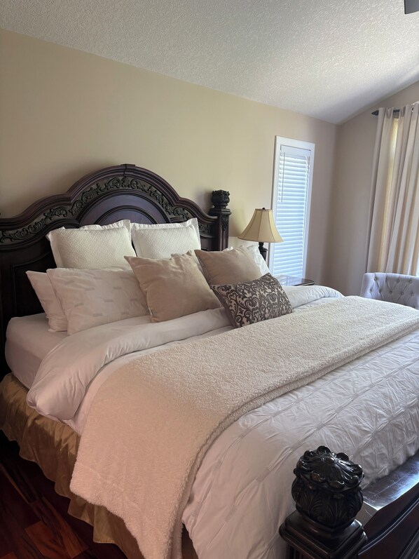 5 bedrooms, desk, iron/ironing board, travel crib