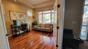 Smart-TV, peis, bøker og PC-skjermer