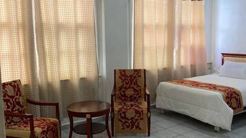 خزنة داخل الغرفة ومكتب ومكواة/لوح كي وواي فاي مجانًا