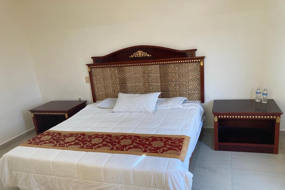 Suite Confort | 1 chambre, coffres-forts dans les chambres, bureau