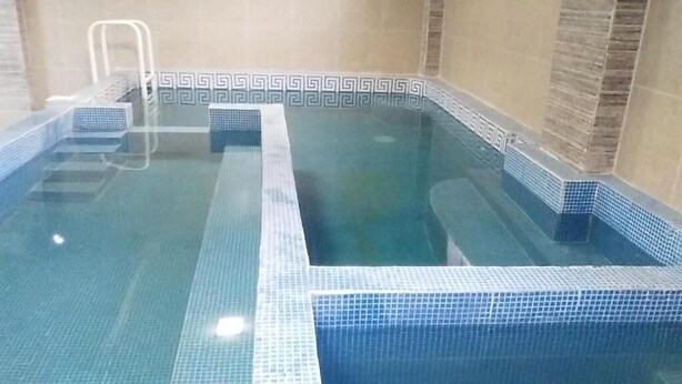 A swimming pool with a tiled border and steps leading into it. - Hotel Mandarin (Tampico)