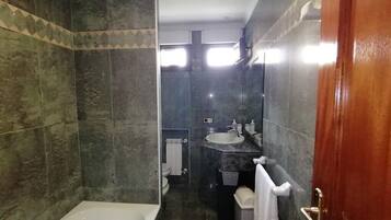 SĂšche-cheveux, bidet, serviettes fournies, savon