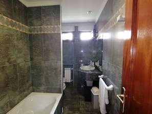 Hårtørrer, bidet, håndklæder, Sæbe