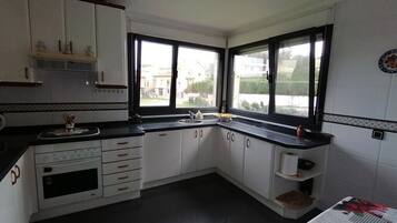 Een magnetron, een oven, een kookplaat, een vaatwasser