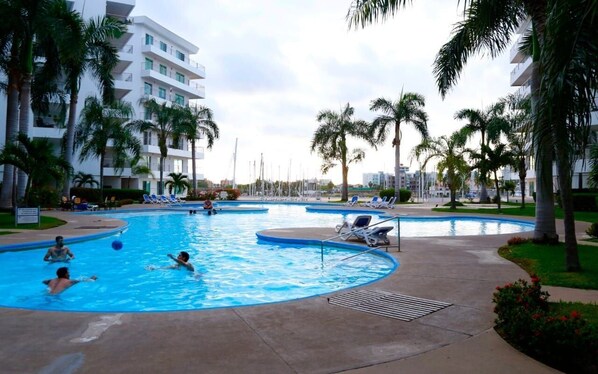 8 outdoor pools - depa de playa costa veleros (Mazatlán)