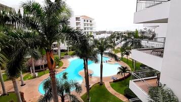 8 albercas al aire libre