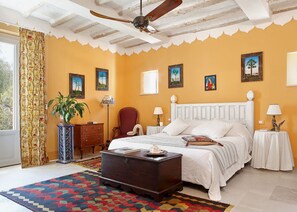 10 bedrooms, iron/ironing board, travel crib, free WiFi - Villa in Syracuse with 12 bedrooms sleeps 24 (Syracuse)