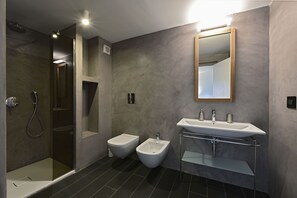 Dusche, Haartrockner, Bidet