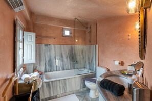 Secadora de cabello, toallas, jabón, shampoo 