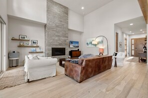 Smart-TV, Kamin, Videospiele, Bücher