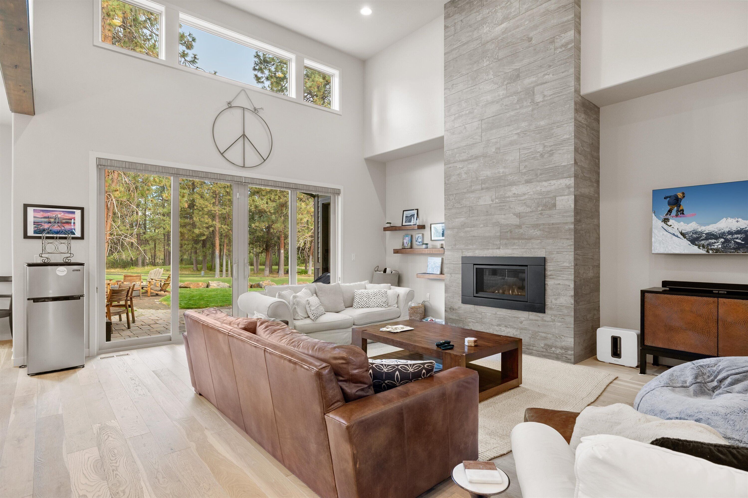 Älytelevisio, takka, videopelejä, kirjoja