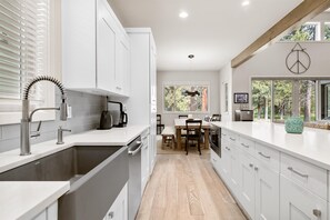 Réfrigérateur, four à micro-ondes, un four, surface de cuisson