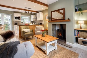 TV, fireplace - Apple Cottage: 19th Century Charm in Calder Valley (Hebden Bridge)