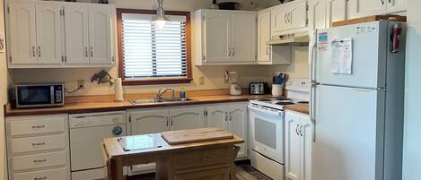 Frigorifero, microonde, forno, piano cottura