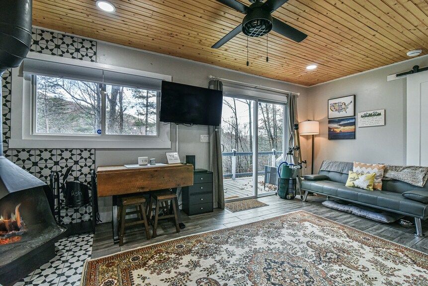 Tranquil Retreat, Deck, Hot Tub, Short Drive Dt Hendersonville, Pet-friendly - Hendersonville, NC