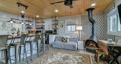 Tranquil Retreat, deck, hot tub, short drive DT Hendersonville, pet-Friendly