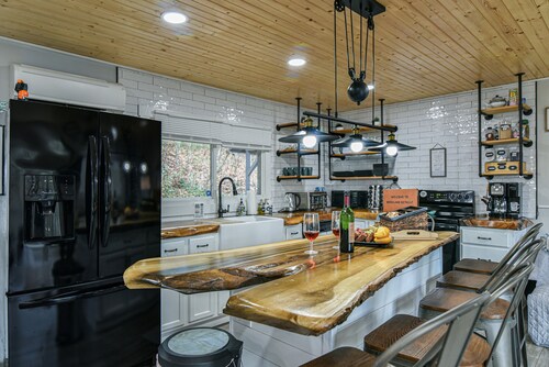 Tranquil Retreat, deck, hot tub, short drive DT Hendersonville, pet-Friendly