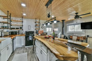 Fridge, microwave, oven, stovetop - Tranquil Retreat, deck, hot tub, short drive DT Hendersonville, pet-Friendly (Hendersonville)