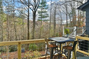 Outdoor dining - Tranquil Retreat, deck, hot tub, short drive DT Hendersonville, pet-Friendly (Hendersonville)