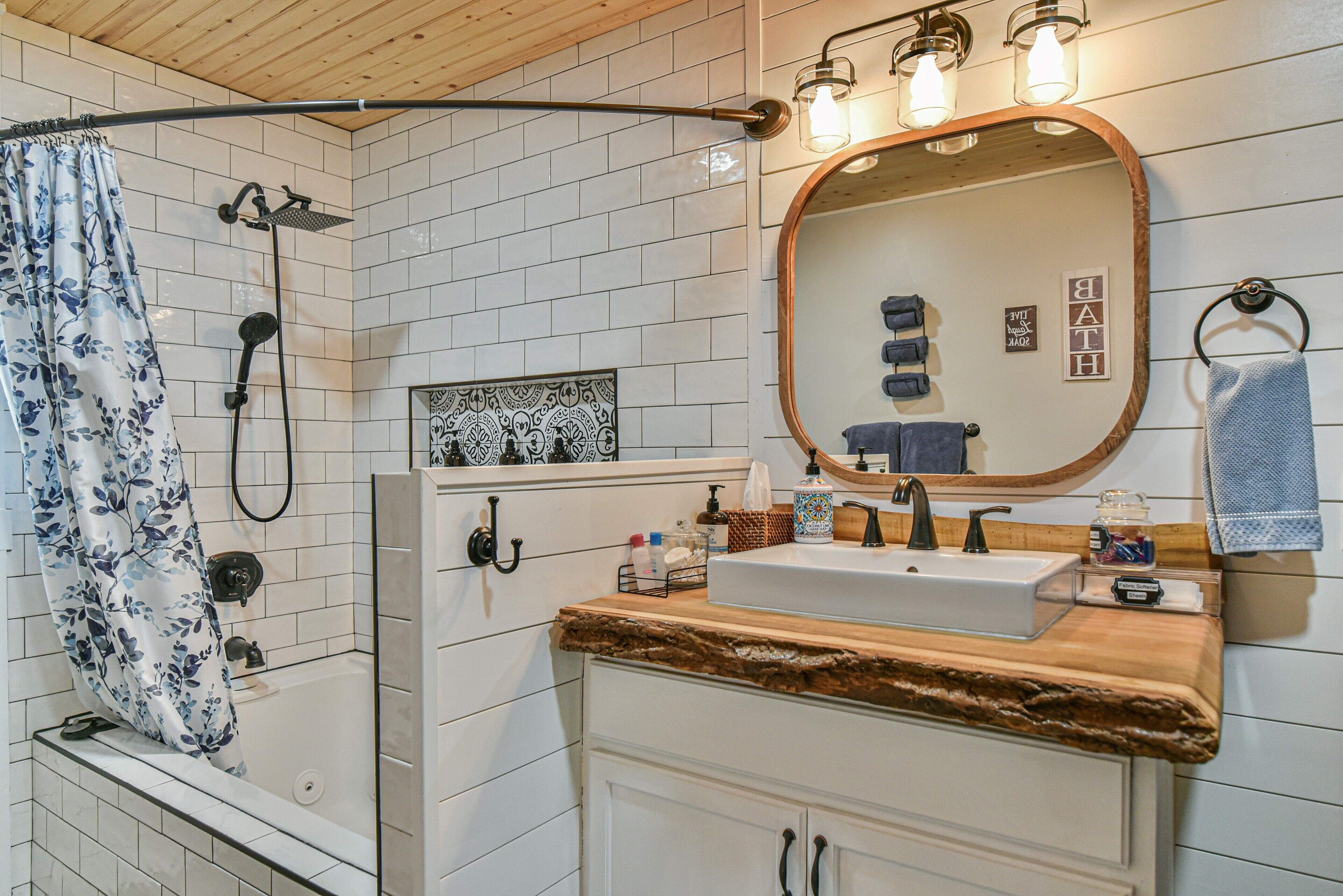 Shower, jetted bath, hair dryer, towels