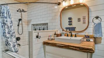 Shower, jetted bath, hair dryer, towels