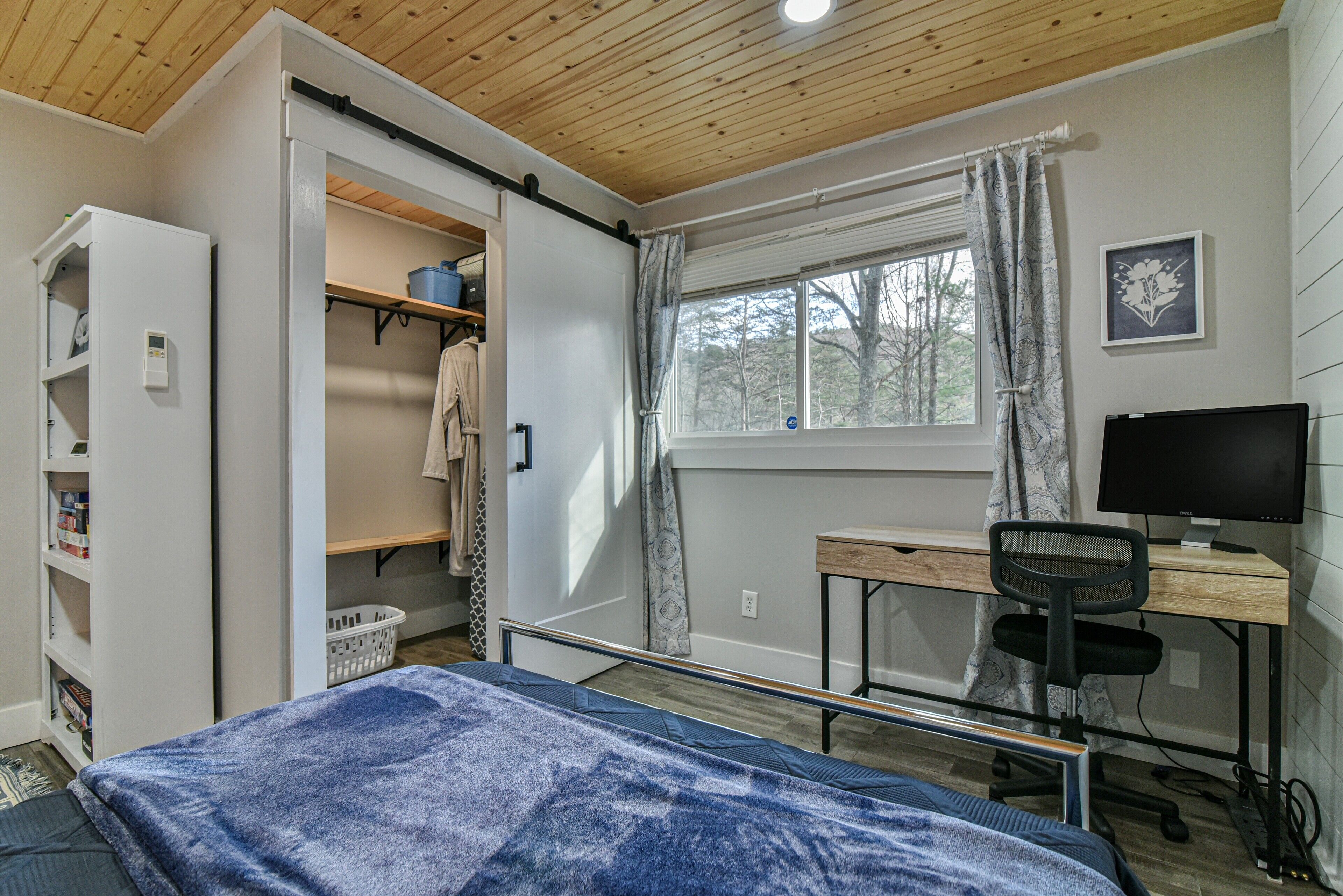 2 habitaciones, caja de seguridad en la habitación y escritorio 