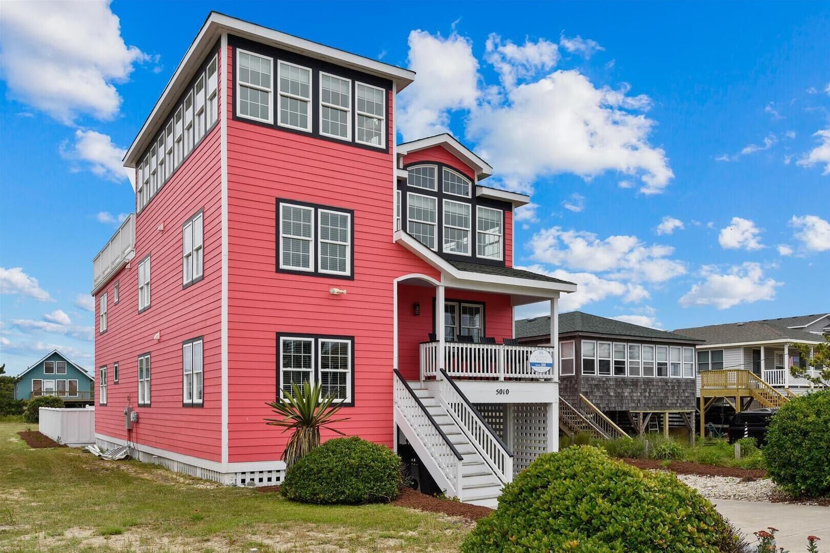 The Painted Lady -- Updated 5BR Semi OF in Kitty Hawk with Pool and Hot Tub