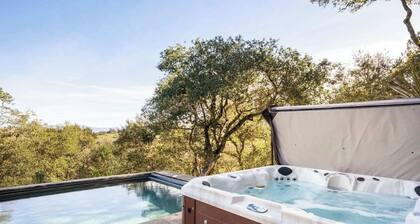 Wine Country Estate: Pool, Spa & Vineyard Views