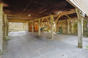 Unclassified image, 3 of 32, button