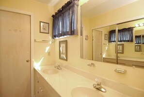 Shower, jetted bath, towels