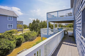 Un bâtiment à deux étages doté d’un balcon et d’une terrasse.