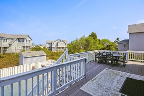 Outdoor dining - Surf N Sound -- Pet Friendly 4BR with Ocean and Sound Views in Duck (Duck)