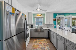 Jääkaappi, mikroaaltouuni, uuni, liesi